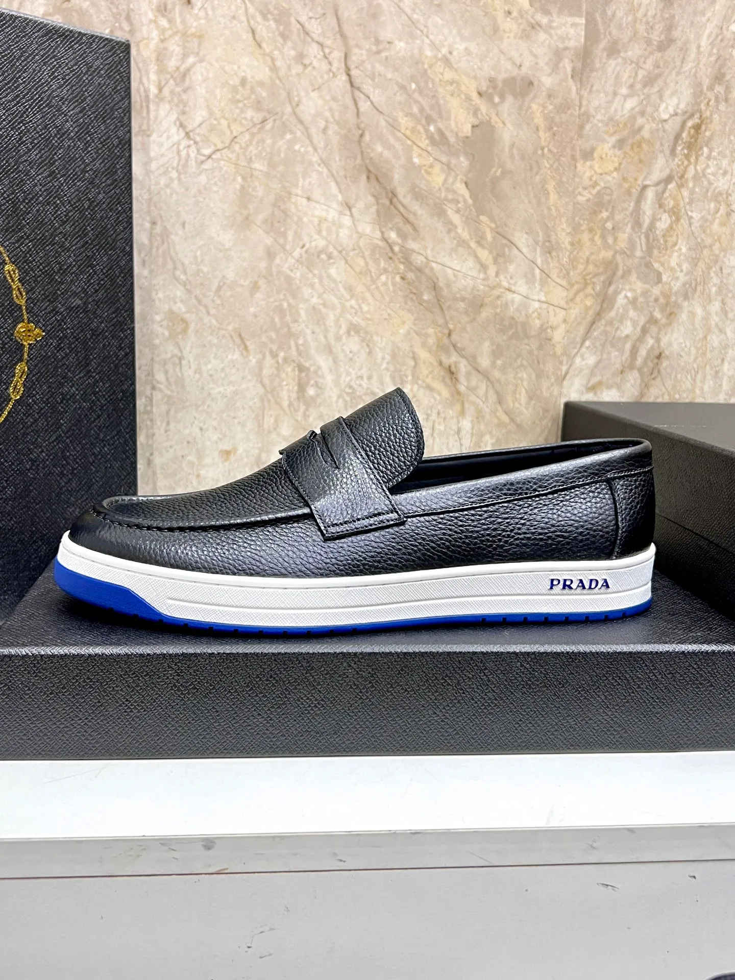 💰620 Prada classic men’s lace-up casual shoes｜Imported cowhide upper｜Layered stitching design on the upper Lightweight and breathable｜Soft and comfortable｜PRADA letters on the side｜Distinctive sporty style Showing the brand style｜Lightweight embossed rubber sole｜With cowhide foot pad lining｜Excellent foot feel Fashionable and elegant｜Size: 38-44 (customized at 45)